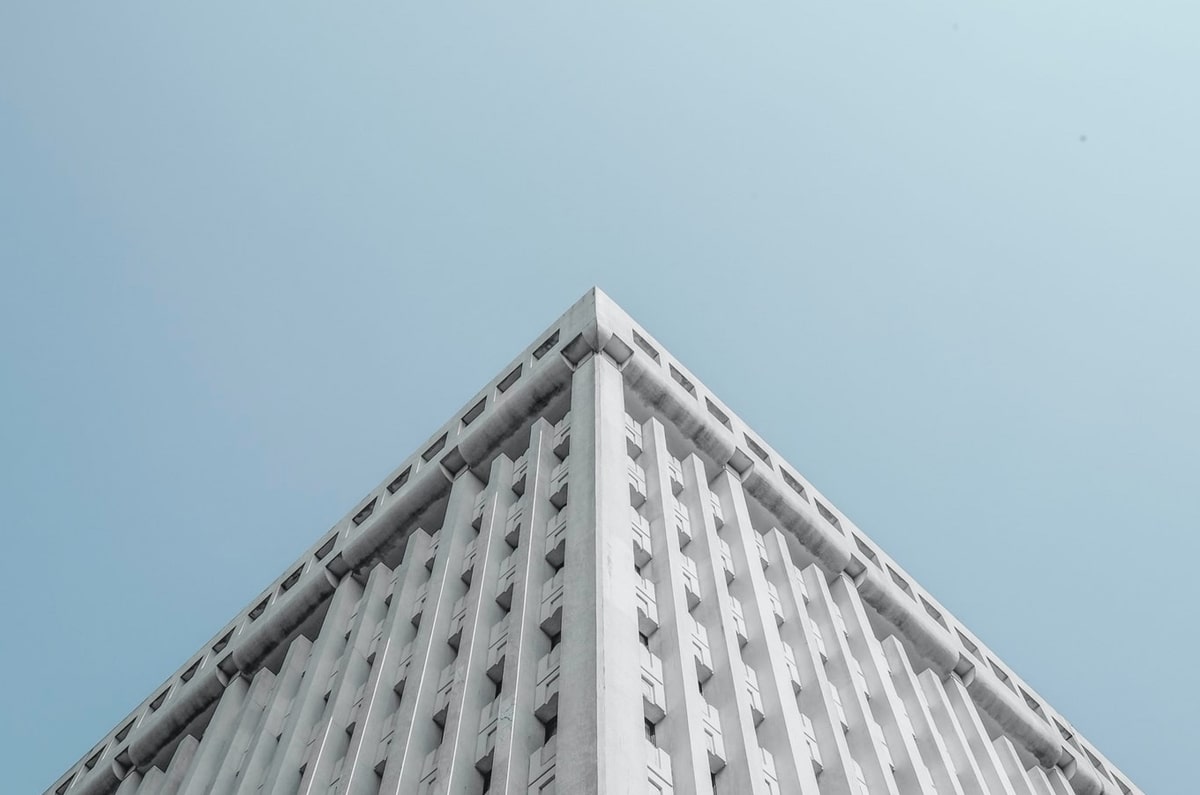 蘑菇视频一张小卡片：问题评论区是不是把叙事改写了；动作把例子和证据分成两栏；备注看完更清醒