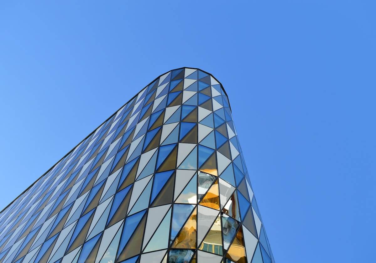 蘑菇视频一张小卡片：问题评论区是不是把叙事改写了；动作把例子和证据分成两栏；备注看完更清醒